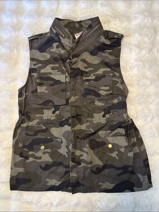 Love Tree Tops - Camo Utility Vest with Gold Snap Pockets